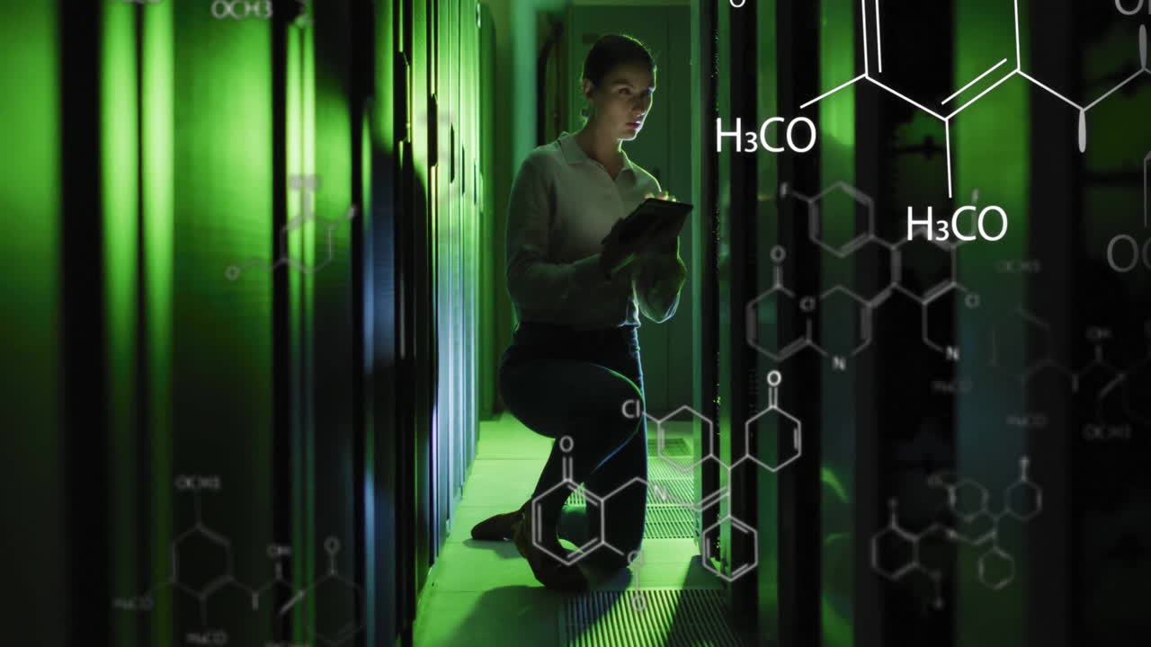 서버에 의해 백인 여성 it 기술자에 대한 과학 데이터 처리의 애니메이션