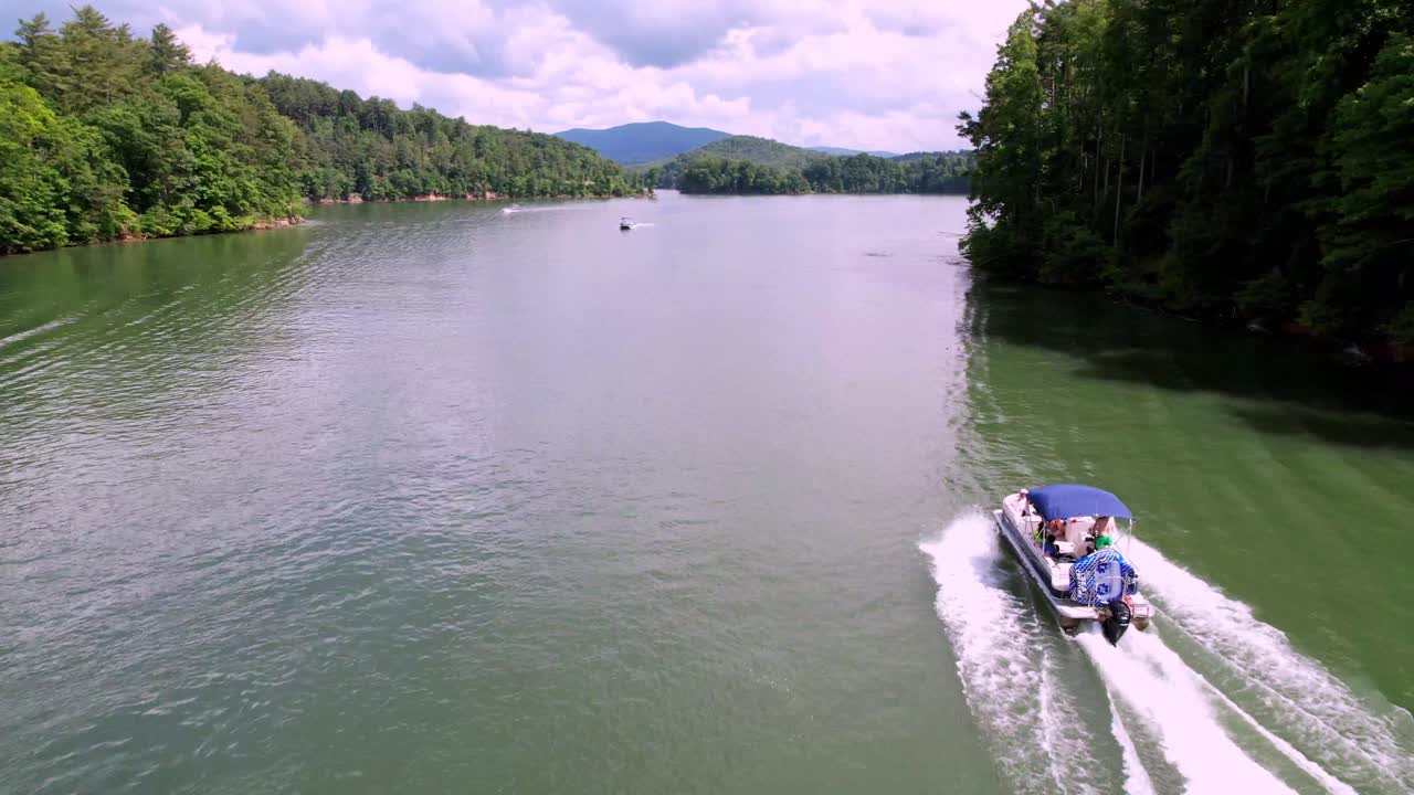 Barca a traino ripresa dall'alto sul lago Watauga nel Tennessee orientale.
