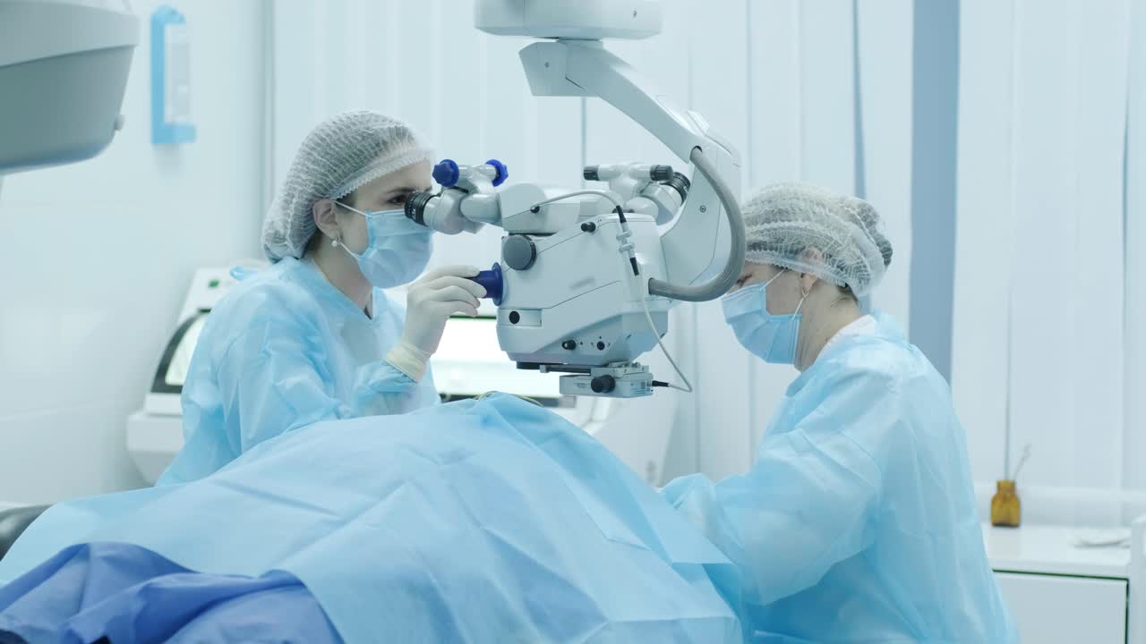 Operación de cirugía plástica de blefaroplastia, centrada en el rejuvenecimiento y la modificación de la región ocular