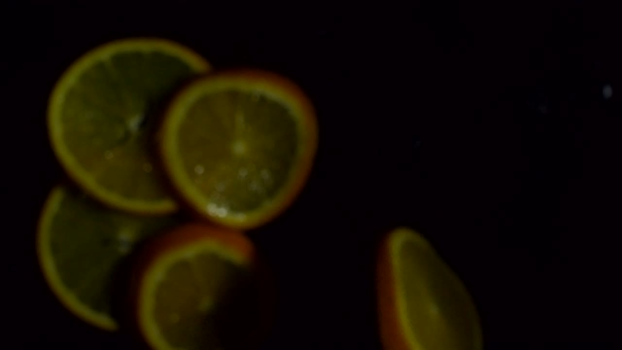 rebanadas de color naranja de forma redonda sobre un fondo oscuro