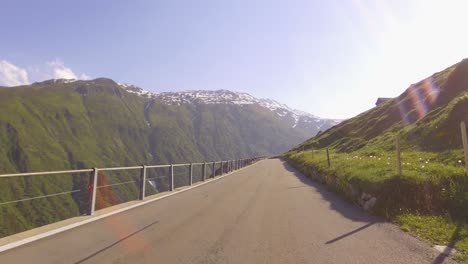 conduciendo por una carretera panorámica a través de los alpes suizos