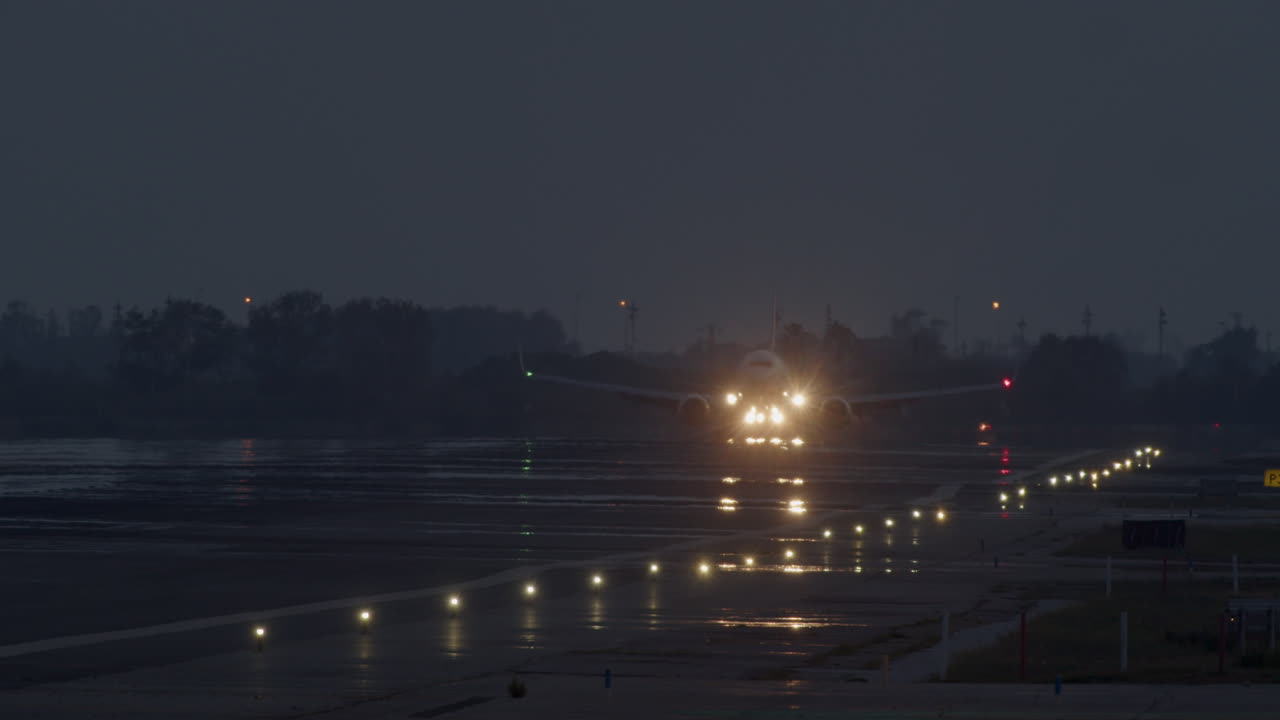 밤에 착륙하는 비행기
