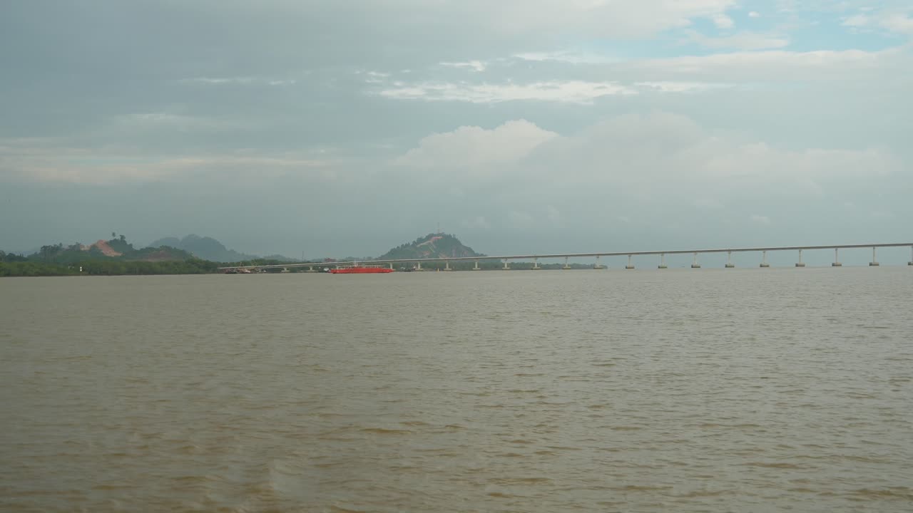 Splendida vista mozzafiato del fiume Batang Lupar durante una crociera in traghetto, uno dei mezzi di trasporto per attraversare il fiume da una sponda all'altra.