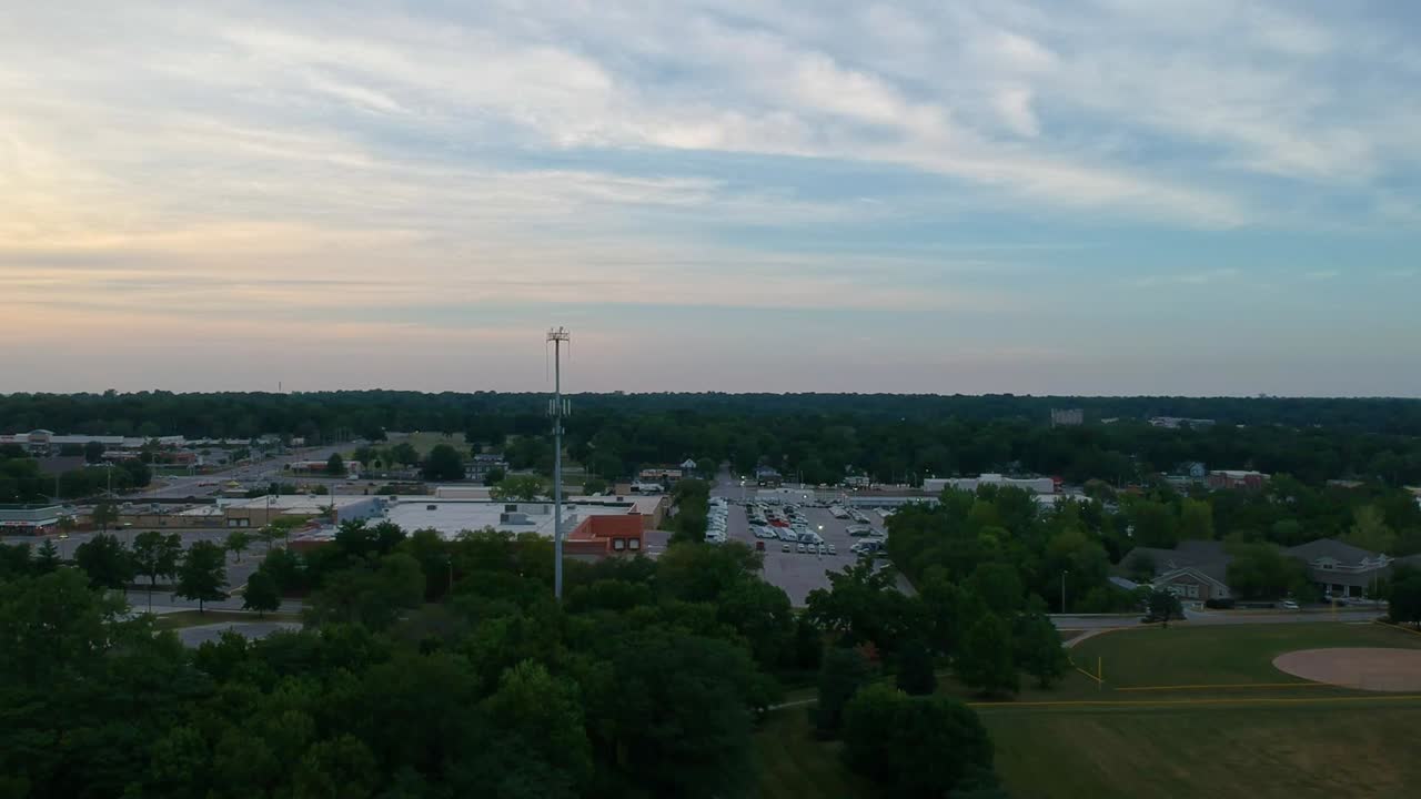 캔자스의 작은 마을 상공을 떠다니는 드론