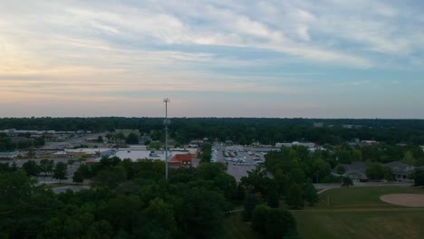 drone flotando sobre la pequeña ciudad de kansas