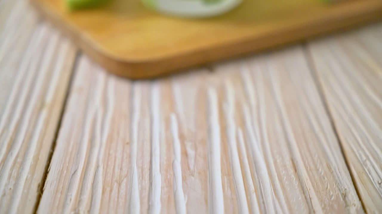 Vaso de jugo de guayaba fresca con fruta de guayaba fresca