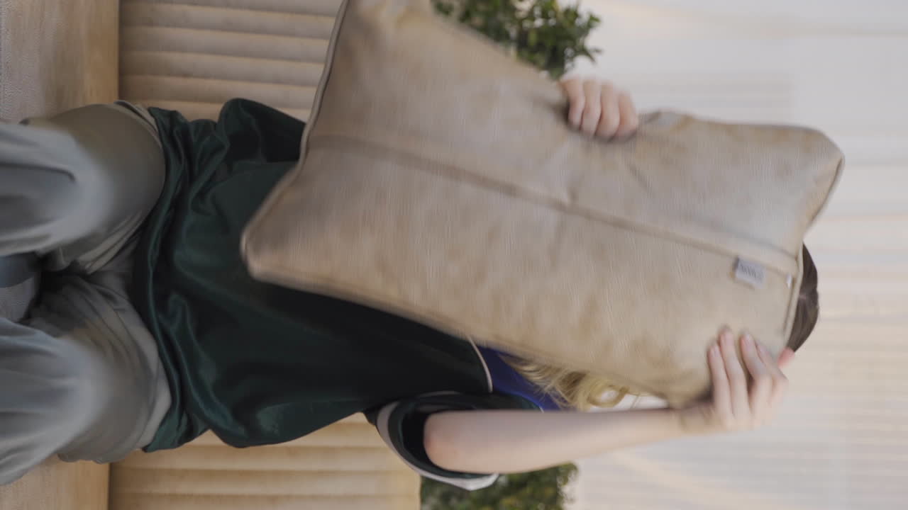 좌절한 젊은 여성이 화를 내는 수직 비디오.