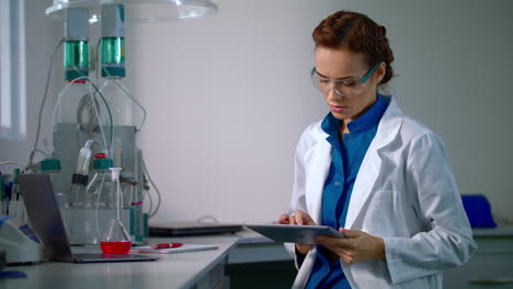 científica trabajando con una tableta científica. investigadora trabajando en un laboratorio.