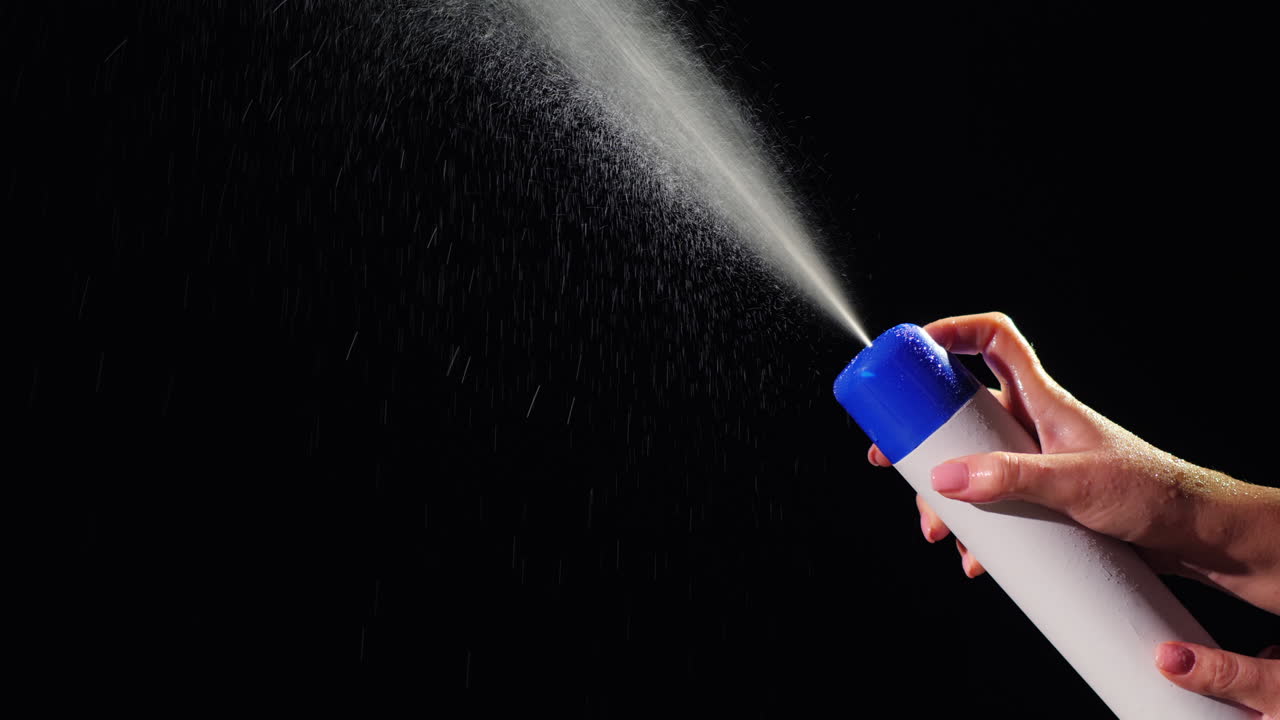 검은 배경에 스프레이 스프레이