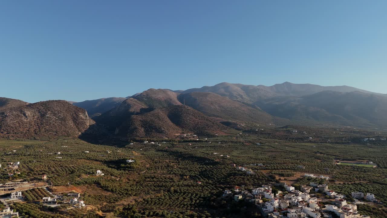 Vista Aerea di una Valle Montuosa a Creta, Grecia