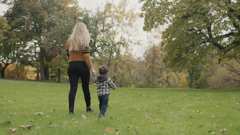 Mom-and-son-are-walking-in-the-autumn-park