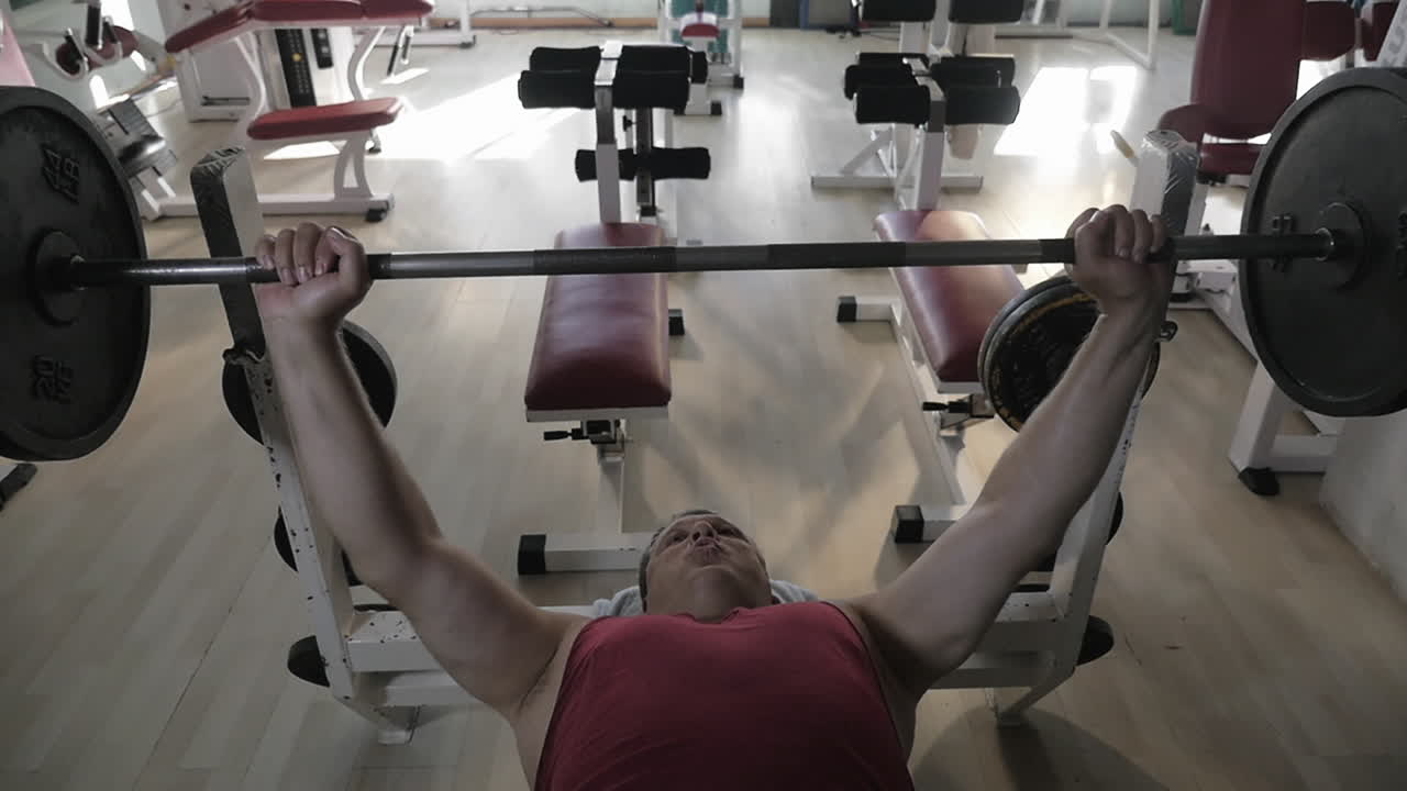 Pria dewasa melakukan latihan chest press