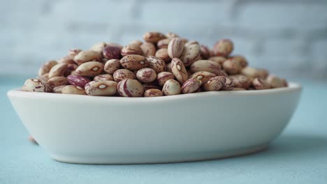 cerca de un plato de frijoles blancos