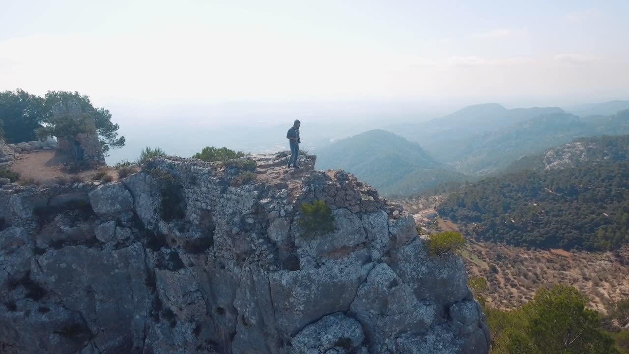 Riprese aeree 4K di un escursionista su un'enorme montagna a Maiorca - Serra de Tramuntana