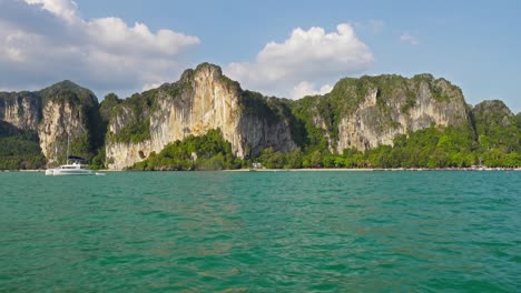 vista de la costa desde un barco, krabi, tailandia