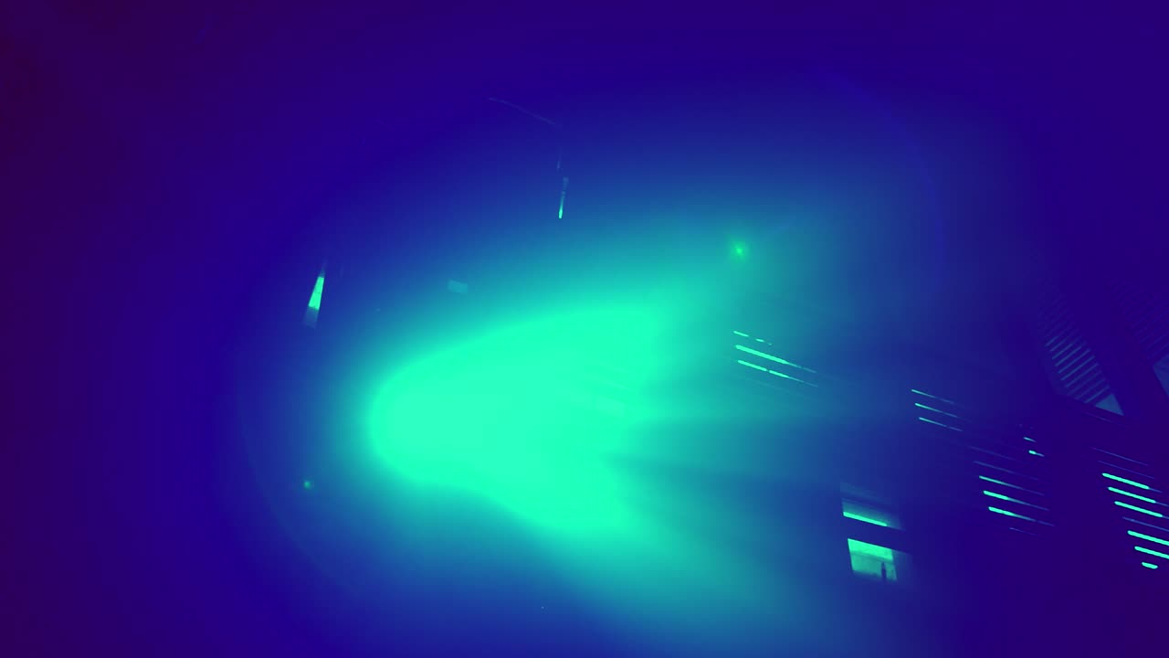 디스코 나 콘서트 를 위한 스 ⁇  라이트 가 카메라 를 향해 곧바로 빛나고 있다