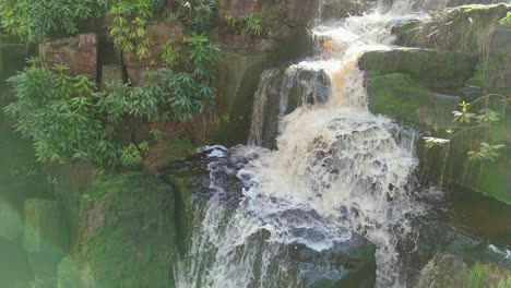 Imágenes-Aéreas-De-Drones-De-Una-Alta-Cascada-Rocosa-En-Los-Valles-De-Yorkshire,-Centavos