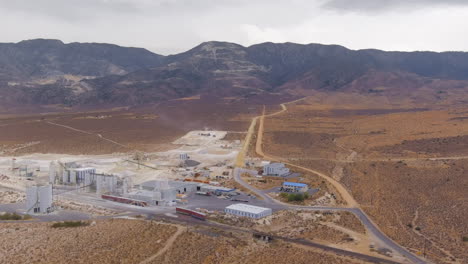 incline hacia arriba la vista aérea sobre la planta de cemento omya en california