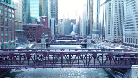 Luftaufnahmen-Des-Gefrorenen-Chicago-River-Während-Des-Polarwirbels-2019