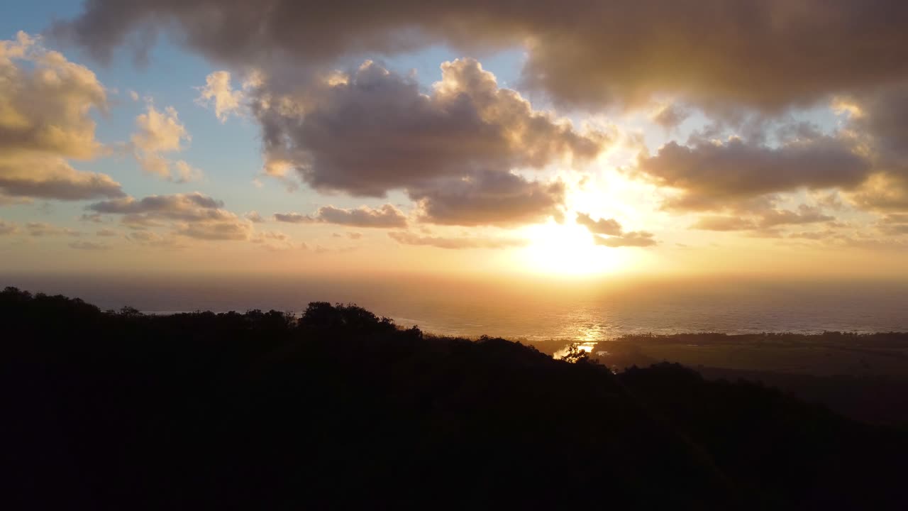 imágenes aéreas de la salida del sol de la montaña que revelan la vista del océano pacífico