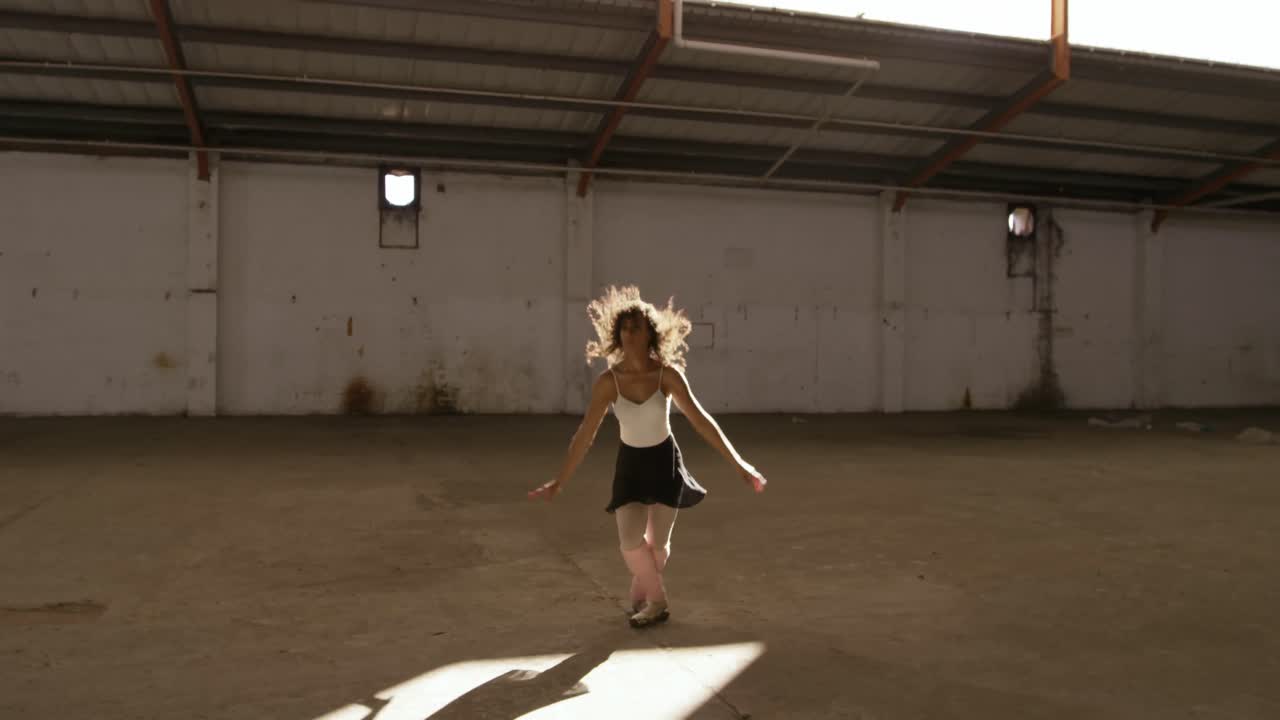 Ballerina in un magazzino vuoto