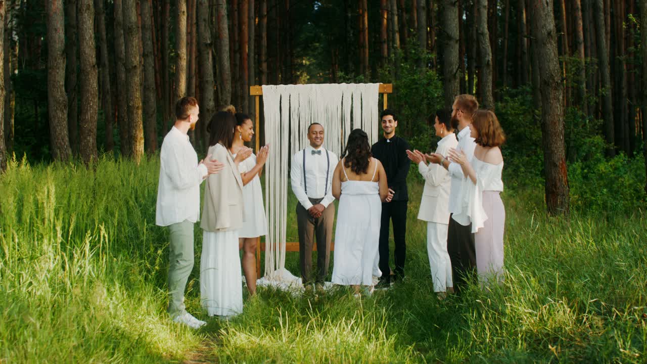 ceremonia de bodas en el bosque