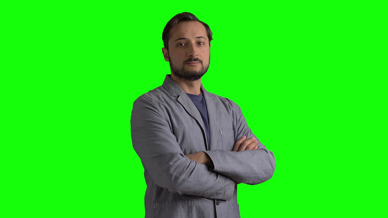 un joven ingeniero con un casco duro y con los brazos cruzados en el pecho en una pantalla verde. concepto de desarrollo de negocios de construcción. antecedentes para la publicidad inmobiliaria.