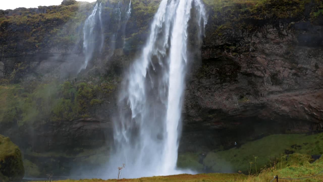 acercándose a la cascada de seljalandsfoss