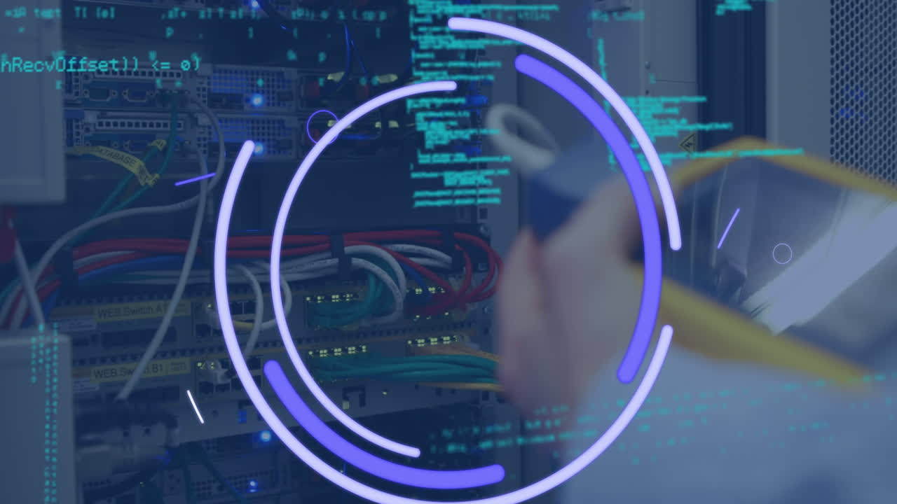 animación del ojo sobre las manos del hombre caucásico comprobando servidores y procesamiento de datos