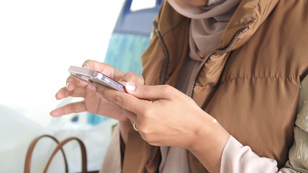 mujer usando teléfono móvil