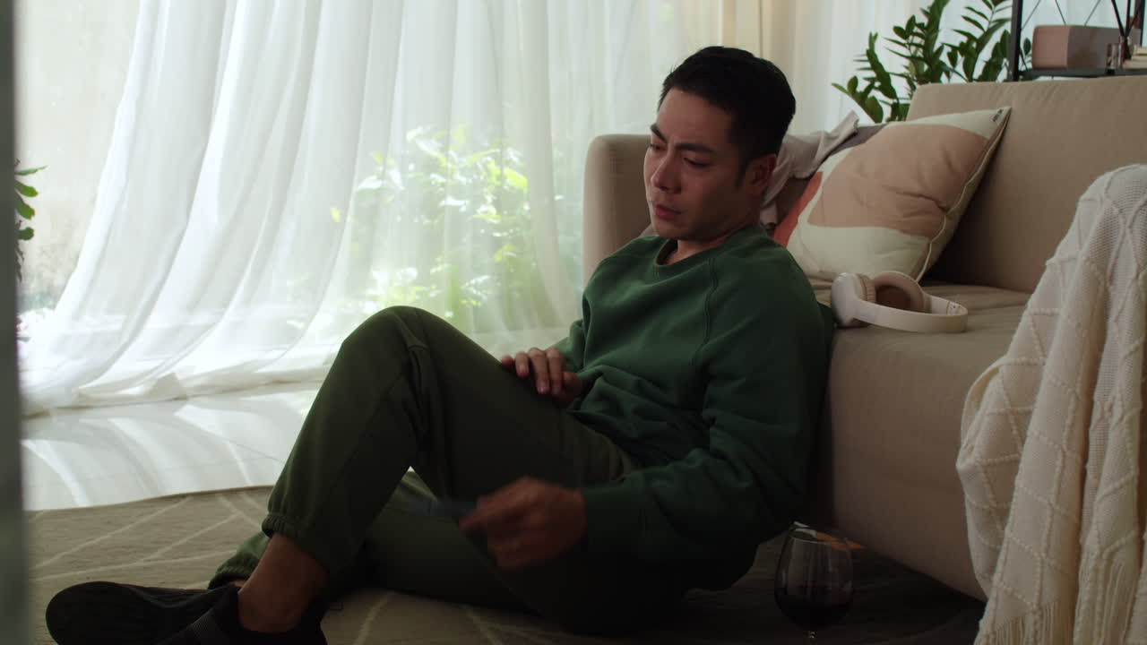 거실에 있는 슬픈 남자