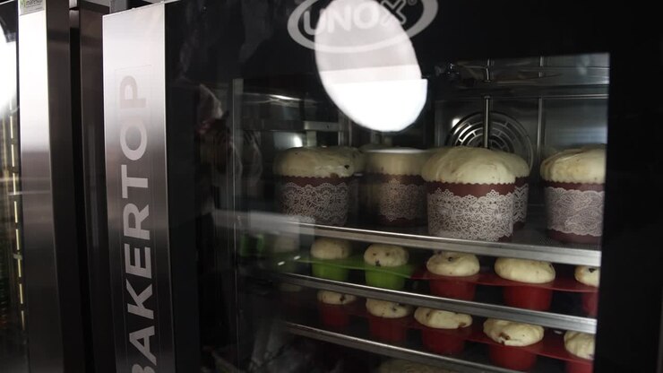 cucinare il pane di pasqua in un forno commerciale