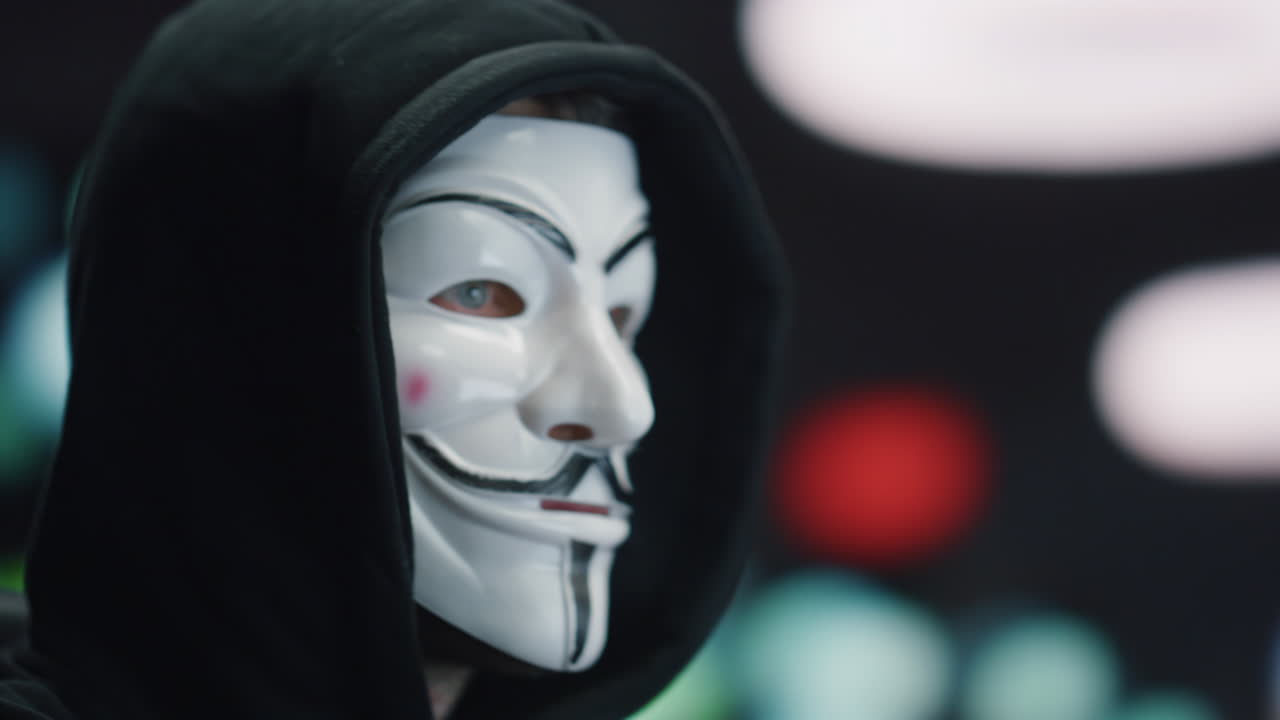 manos escribiendo en el teclado rompiendo hacker ciberseguridad en el centro de datos oscuro primer plano