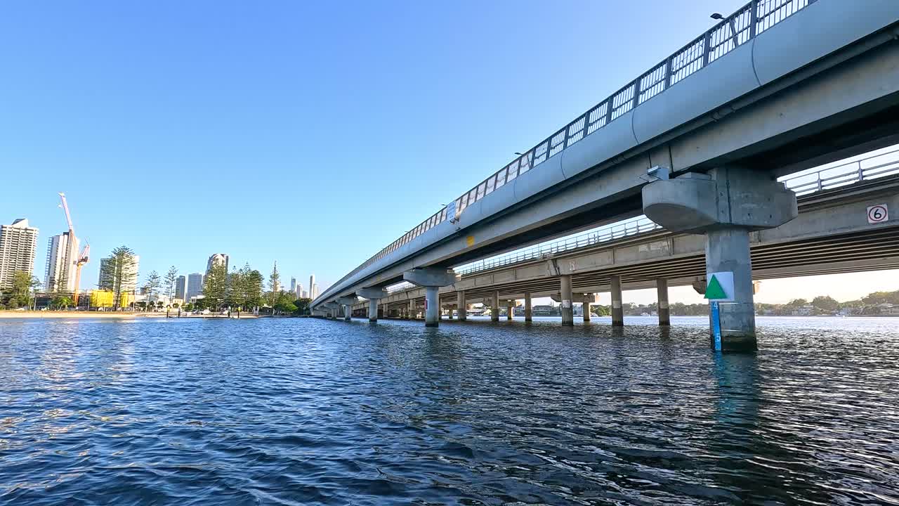 다리 와 수로 의 경치적 인 풍경