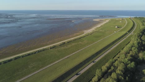 vista aérea del tráfico en la carretera costera de la playa rural del mar del norte, alemania