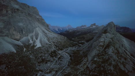 Auto-Fährt-Nachts-Durch-Hoch-Aufragende-Klippen-4k