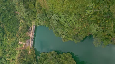 tomada vertical del embalse de tireo en loma de blanco bonao, república dominicana
