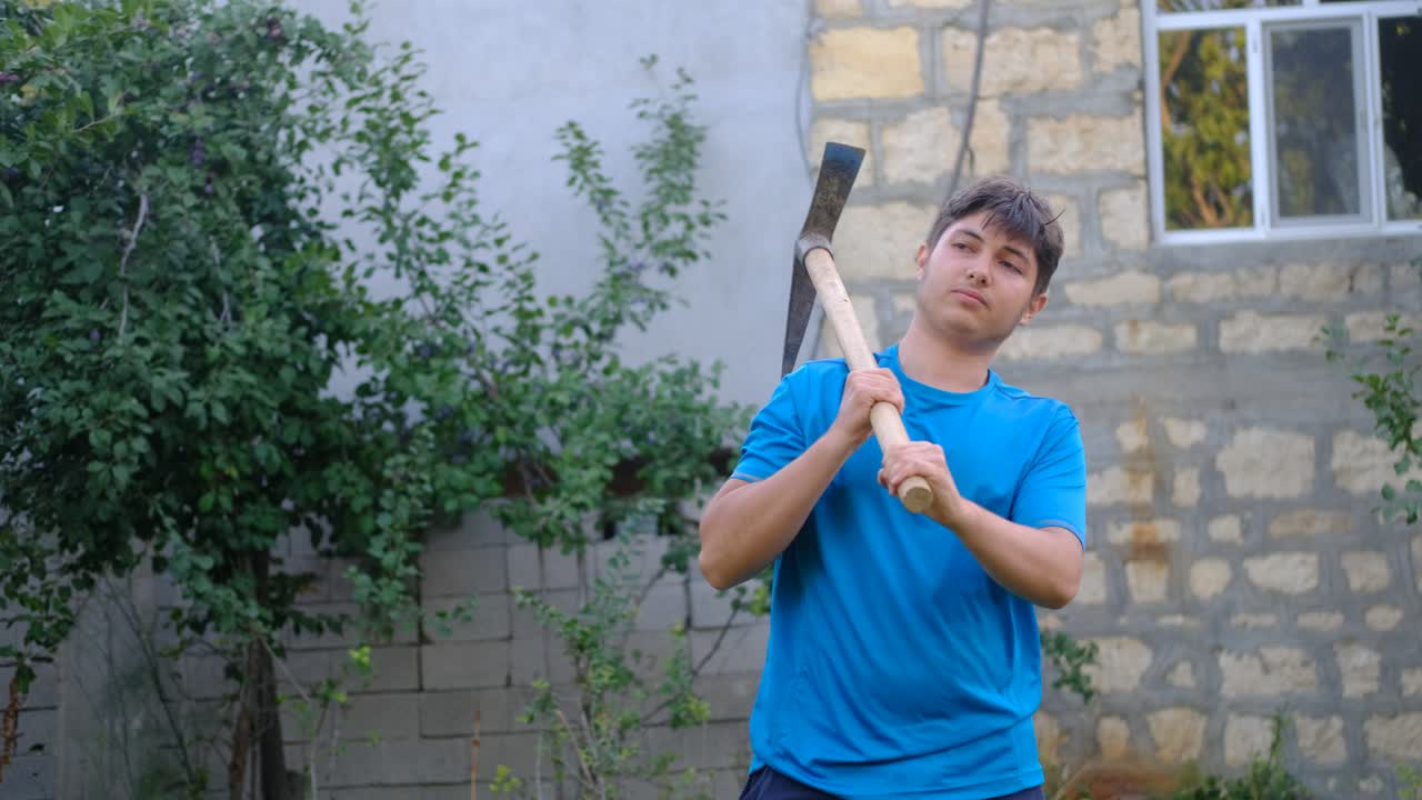 ⁇ 을 파고 있는 젊은 농부