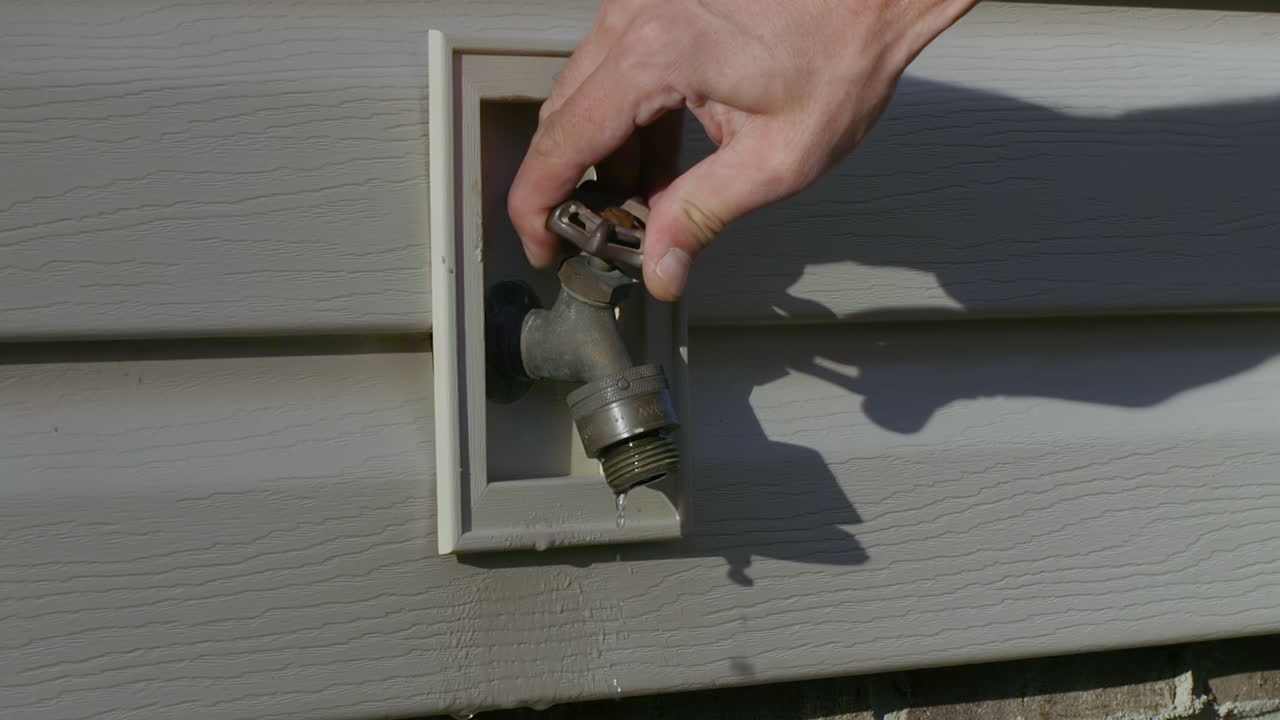 adulto blanco, macho, mano derecha girando el mango del grifo de agua dulce para cerrar si está apagado