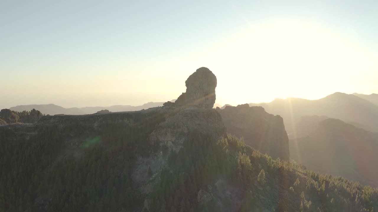 로케 누블로 숲, 그란 카나리아가 있는 산 파노라마의 렌즈 플레어로 황금시간대에 아름다운 드론 샷