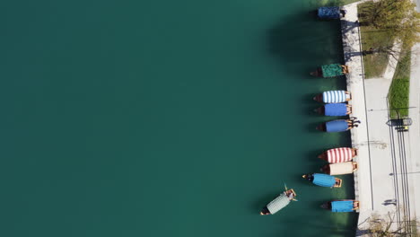 Aerial-View-Of-Colorful-Traditional-Wooden-Tourist-Boat-On-Lake-Bled,-Slovenia