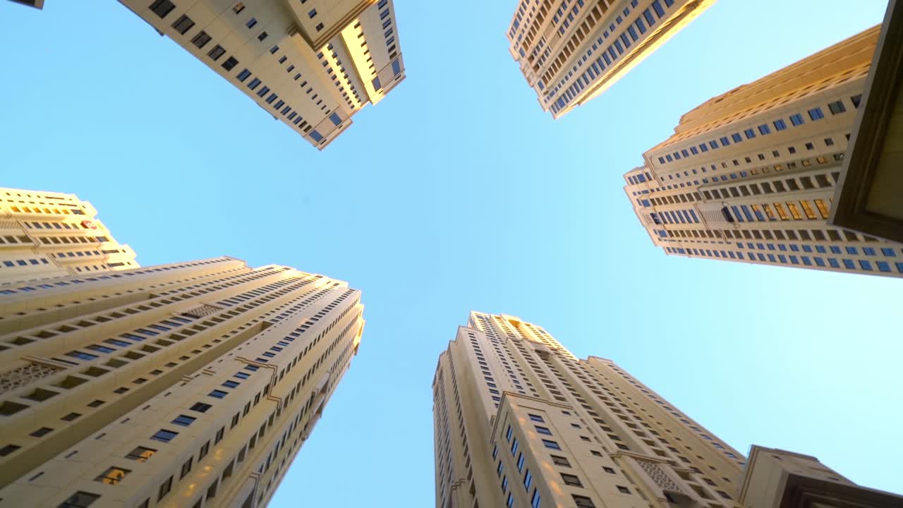 edificios de gran altura con cielo azul - comunidad frente al mar de la playa de jumeirah residencias en dubai marina en dubai, emiratos árabes unidos