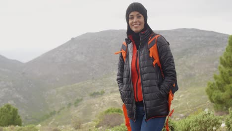 Mujer-Sonriente-Feliz-Disfrutando-De-Una-Caminata-Brumosa