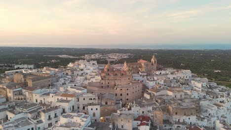 Luftaufnahme-Einer-Historischen-Mediterranen-Stadt-Ostuni-Mit-Barockkirche