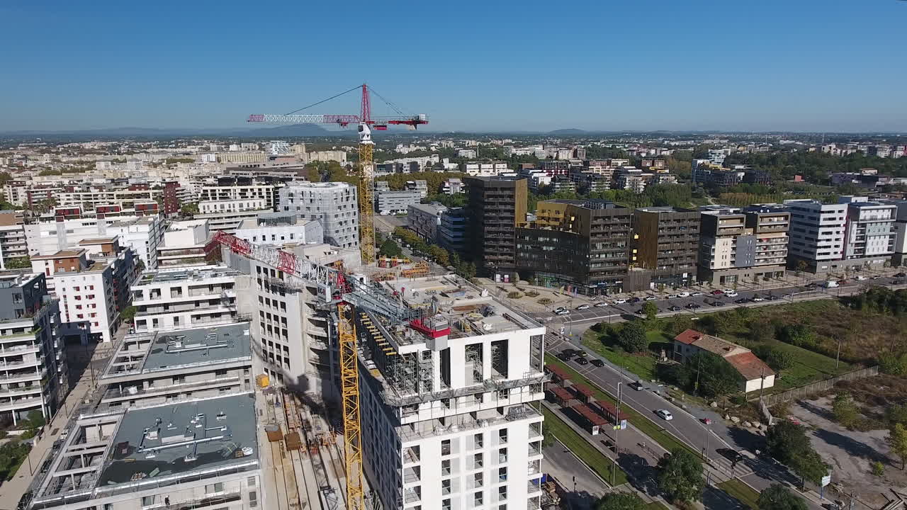 sitio de construcción con grúas torre en montpellier puerto marianne dron aéreo