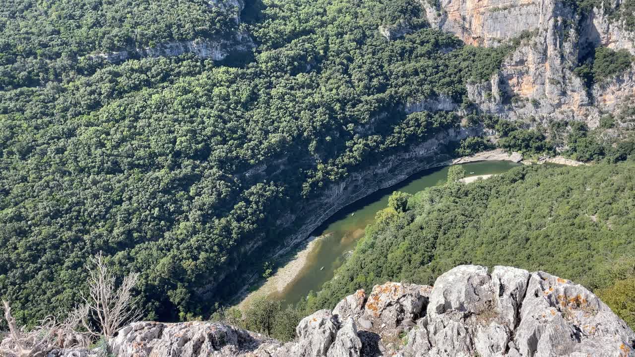 gorges de, ardèche 카약 카누, 녹색과 바위의 아름다운 계곡 쪽의 공중 전망