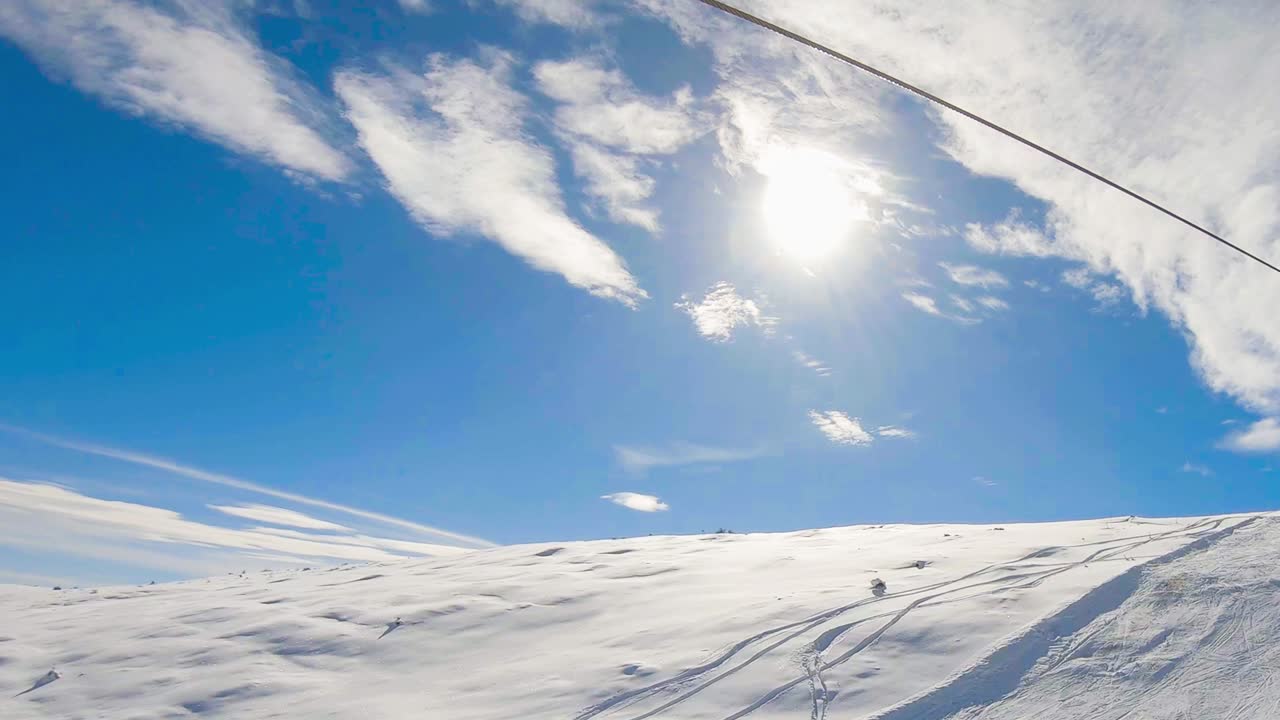 내려가는 빈 스키 리프트