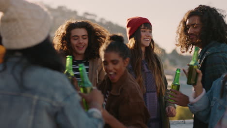 Amigos-Multiétnicos-Bailando-Celebrando-En-La-Azotea-Al-Atardecer-Disfrutando-Del-Fin-De-Semana-De-Fiesta-Divirtiéndose-Socializando-Pasando-El-Rato-Bebiendo