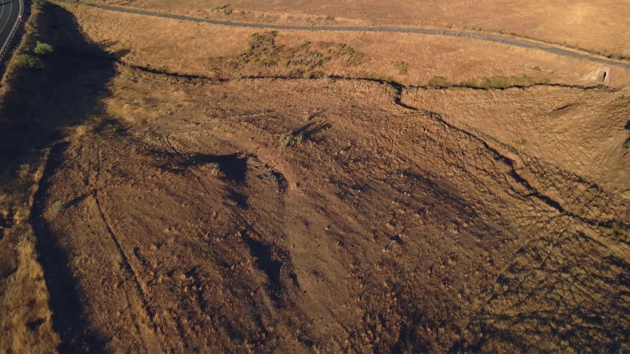 일몰 동안 황량한 필드의 높은 각도 보기