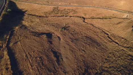 vista de ángulo alto del campo desierto durante la puesta de sol